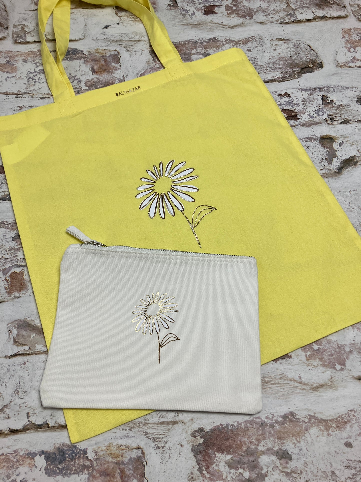 Golden daisy tote bag